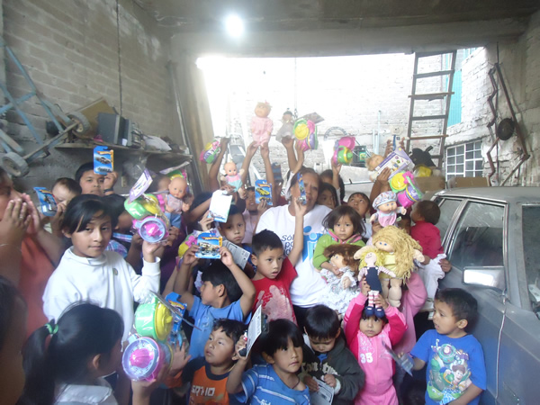Entrega de juguetes en Los Reyes La Paz