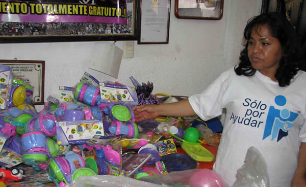 Delivering Toys in Col. Valle de Chalco and Garden State of Mexico.