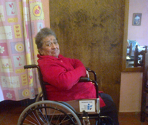 Entrega de silla de ruedas a la Sra. Ma. De los Ángeles Chimal Nava Sentada
