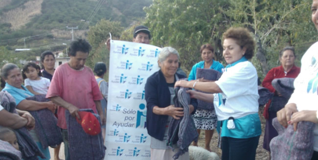 Delivery of blankets in Espinal, Michoacan Jungapeo