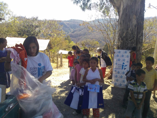 Entrega de artículos de higiene personal en la Comunidad Las Escobas, Jungapeo Michoacán.