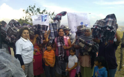 Entrega de ropa y cobijas en la comunidad de El Barro, Municipio de Jungapeo Michoacán