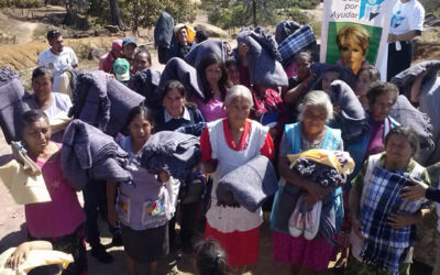 Entrega de cobijas y ropa en la comunidad de Pueblo Viejo, Municipio de Jungapeo, Michoacán