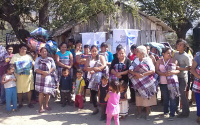 Entrega de cobijas y ropa en la Comunidad El Cirian, Municipio de Jungapeo, Michoacán.