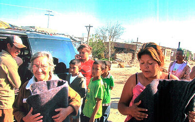 Entrega de cobijas a familias de Torreón.