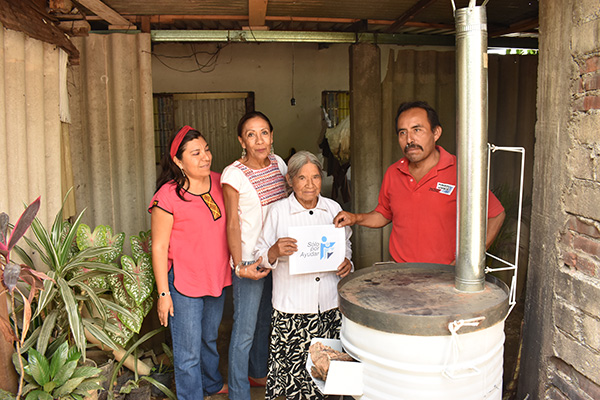 Hicimos entrega de estufas ecológicas a mujeres de la Agencia Donají en Oaxaca, estamos seguros que serán de gran utilidad además de que se evita la exposición al humo de leña, factor de riesgo para desarrollar cáncer de pulmón. ​